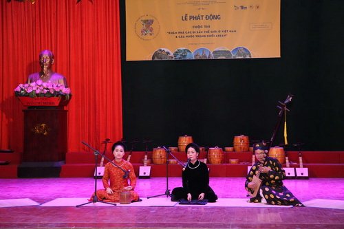 CLB Ca trù ở Hà Nội biểu diễn tại lễ phát động